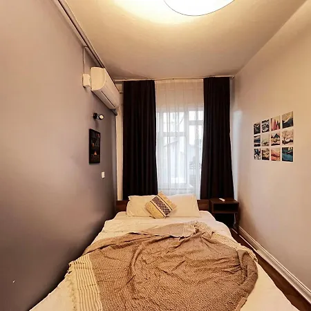 Two Flats With 6br, 4ba *