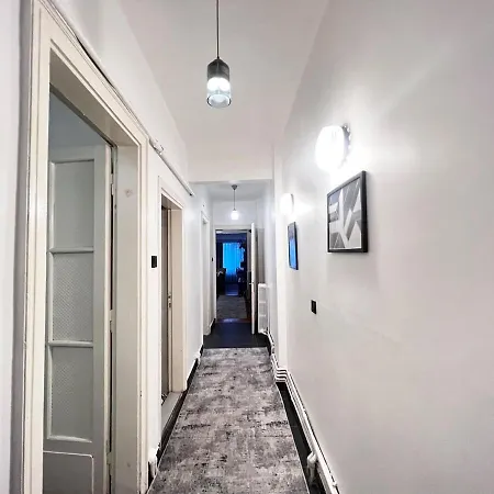 Two Flats With 6br, 4ba *