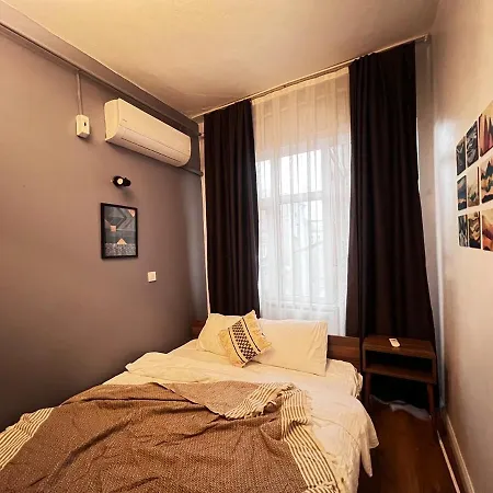 Two Flats With 6br, 4ba Istanbul