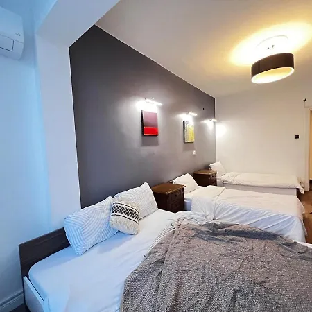 Apartment Two Flats With 6br, 4ba