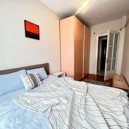 Two Flats With 6br, 4ba شقة