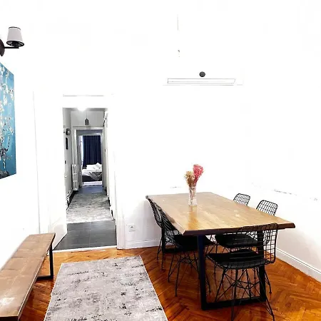 Two Flats With 6br, 4ba איסטמבול