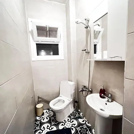 Two Flats With 6br, 4ba *