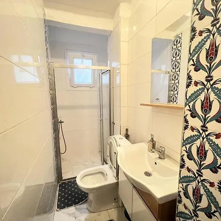 דירה Two Flats With 6br, 4ba